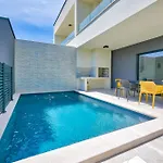 Coastal Charm With Private Pool *