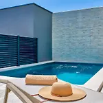 Coastal Charm With Private Pool 빌라 *