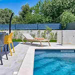 Coastal Charm With Private Pool