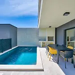 Coastal Charm With Private Pool * Ližnjan