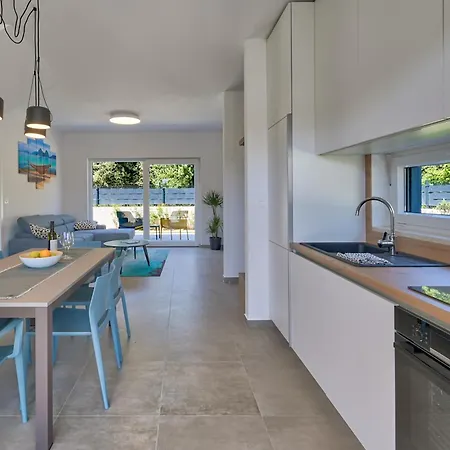 Coastal Charm With Private Pool Ližnjan