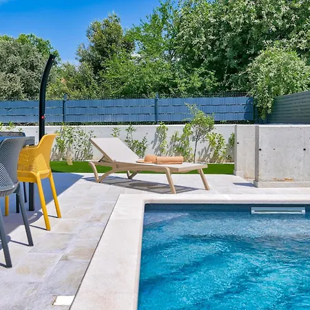 Coastal Charm With Private Pool