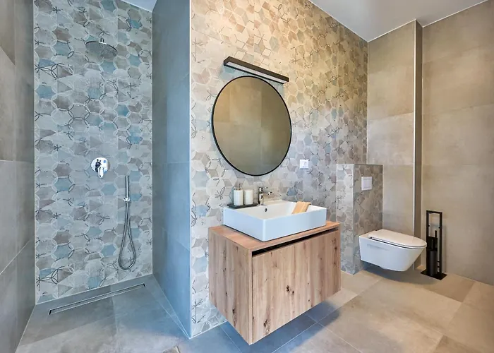 Coastal Charm With Private Pool Vila