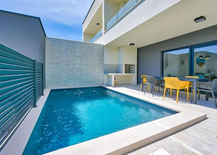 Coastal Charm With Private Pool *