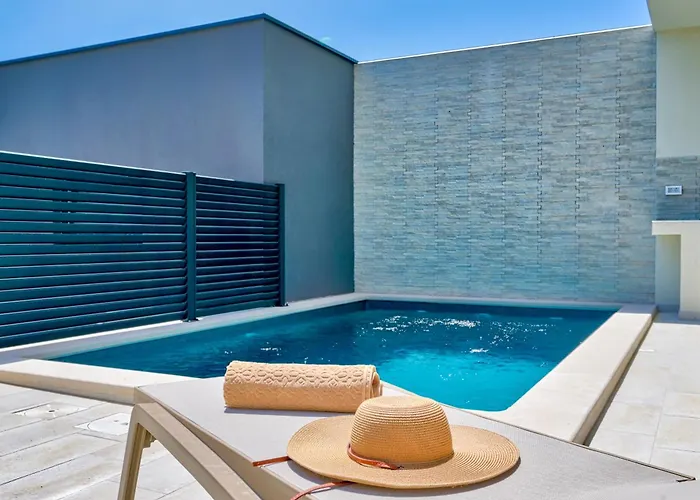 Coastal Charm With Private Pool Vila *