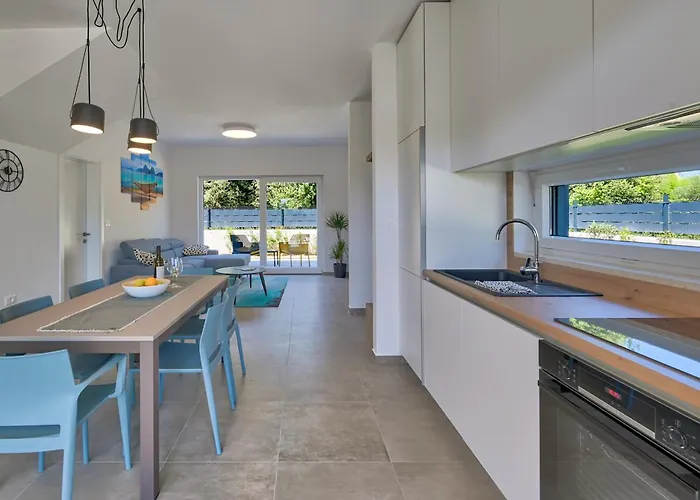Coastal Charm With Private Pool Ližnjan