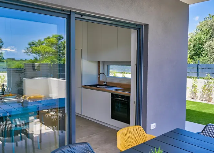 Coastal Charm With Private Pool Vila