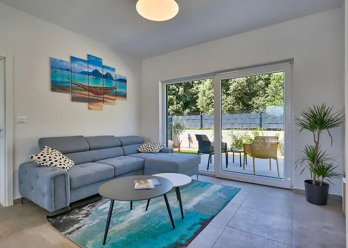 Coastal Charm With Private Pool Vila