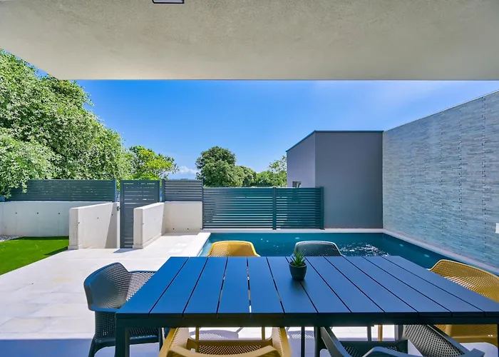 Coastal Charm With Private Pool