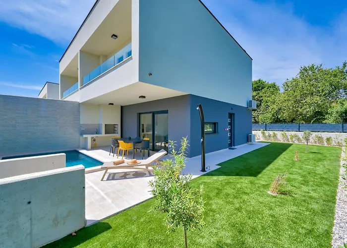 Coastal Charm With Private Pool *