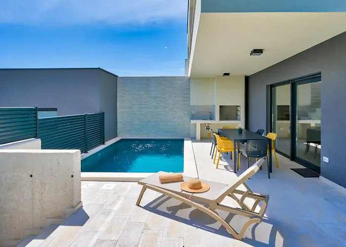 Coastal Charm With Private Pool Vila
