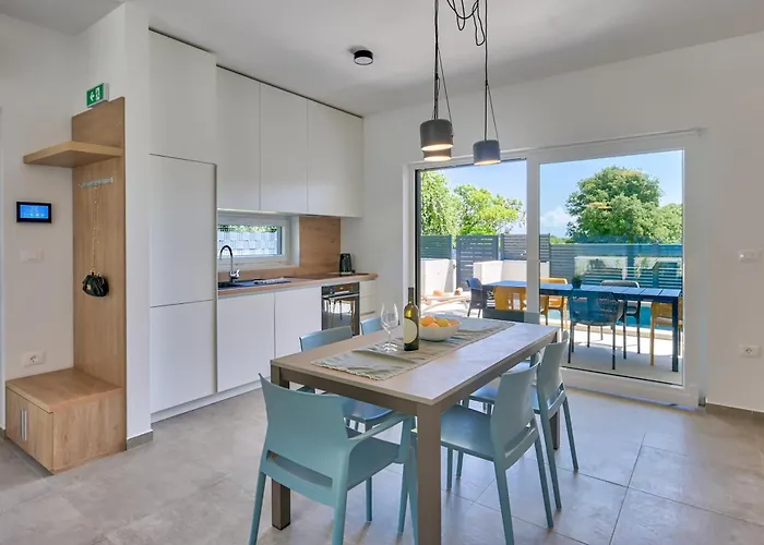 Coastal Charm With Private Pool Vila Ližnjan