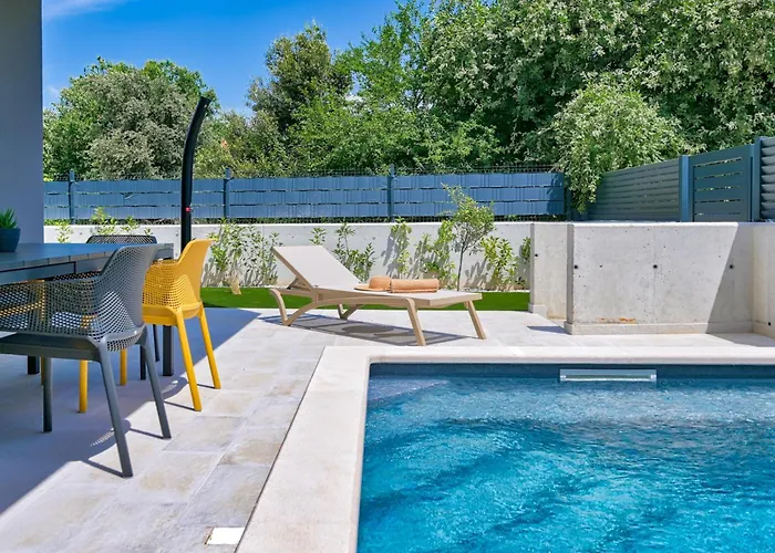 Coastal Charm With Private Pool