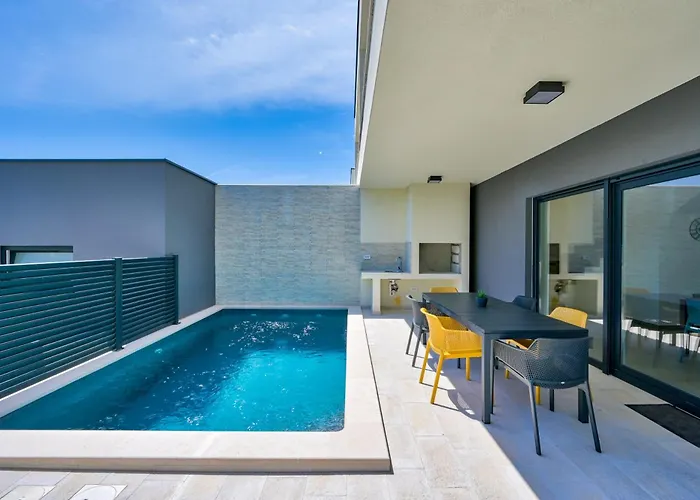 Coastal Charm With Private Pool * Ližnjan