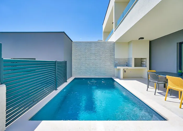 Coastal Charm With Private Pool *