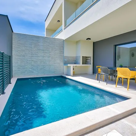 Coastal Charm With Private Pool *