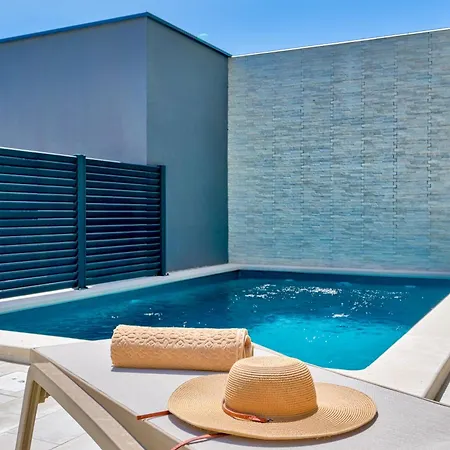 Coastal Charm With Private Pool 빌라 *