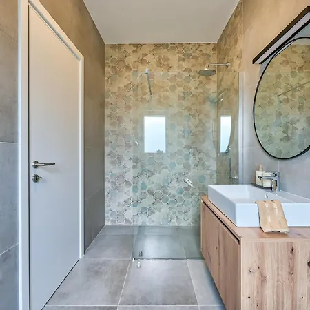 Coastal Charm With Private Pool 빌라 Ližnjan