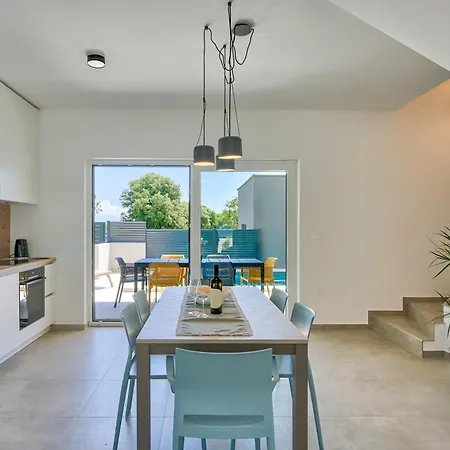 Villa Coastal Charm With Private Pool Liznjan