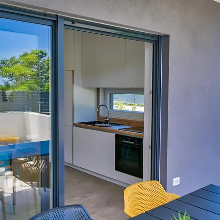Coastal Charm With Private Pool 빌라