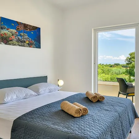 Coastal Charm With Private Pool 빌라 Ližnjan