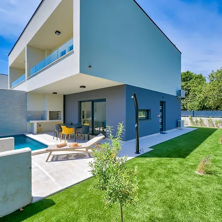 Coastal Charm With Private Pool *