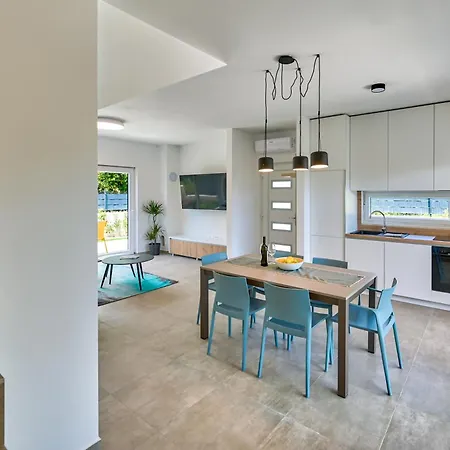 Coastal Charm With Private Pool 빌라 Ližnjan