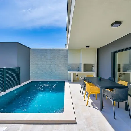 Coastal Charm With Private Pool * Liznjan