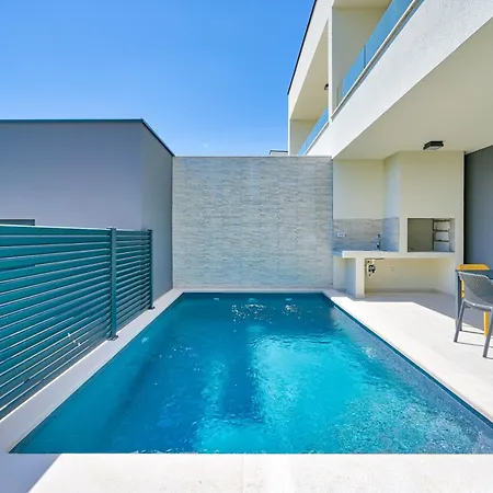 Coastal Charm With Private Pool *