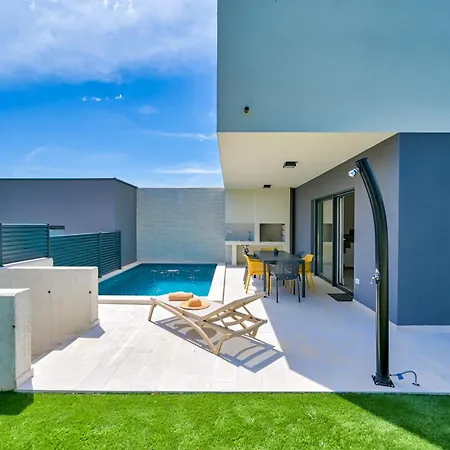 Coastal Charm With Private Pool Liznjan